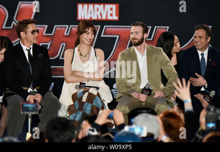 (L - R) Schauspieler Robert Downey Jr., koreanische Schauspielerin Claudia Kim, Schauspieler Chris Evans und Mark Ruffalo besucht eine Korea Premiere für den Film "Avengers: Alter von Panasonic" in Seoul, Soth Korea am 17. April 2015. Foto von keizo Mori/UPI Stockfoto