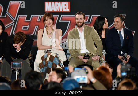 (L - R) Schauspieler Robert Downey Jr., koreanische Schauspielerin Claudia Kim, Schauspieler Chris Evans und Mark Ruffalo besucht eine Korea Premiere für den Film "Avengers: Alter von Panasonic" in Seoul, Soth Korea am 17. April 2015. Foto von keizo Mori/UPI Stockfoto