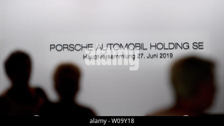 Stuttgart, Deutschland. 27 Juni, 2019. Die Menschen stehen vor dem Schriftzug auf der Hauptversammlung der Porsche Automobil Holding SE. Porsche SE ist die VW-Holding. Quelle: Stefan Puchner/dpa/Alamy leben Nachrichten Stockfoto