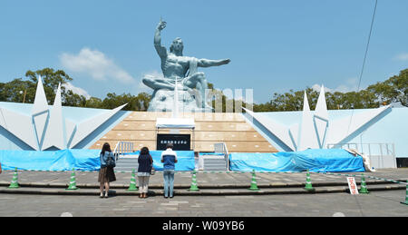 Menschen beten für Atombombe Opfer vor dem Frieden Statue am Peace Park in Nagasaki, Japan, am 8. August 2015. Ein US-B-29 Superfortress ließ die zweite Atombombe, eine plutoniumbombe "Fat Man" über Nagasaki am Morgen des 9. August 1945, den Tod von 75.000 Menschen sofort oder innerhalb von sechs Monaten. Foto von keizo Mori/UPI Stockfoto