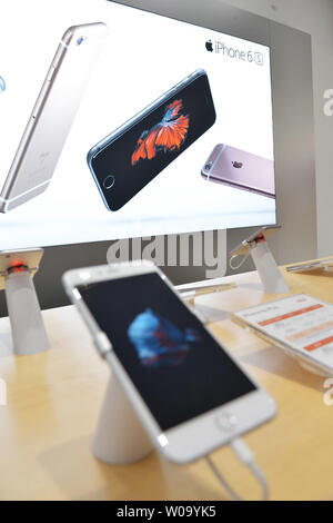 Das neue iPhone 6 Plus beim Tag der Einführung des neuen iPhone 6s angezeigt werden und iPhone 6s Plus bei der Kddi au Shinjuku in Tokio, Japan, am 25. September 2015. Foto von keizo Mori/UPI Stockfoto