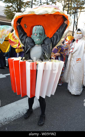 Teilnehmer März während einer Halloween Parade in Kawasaki, Kanagawa - Präfektur, Japan, am 25. Oktober 2015. Über 2500 Menschen in Kostüme gekleidet werden, nehmen an der Veranstaltung teil für Halloween. Foto von keizo Mori/UPI Stockfoto
