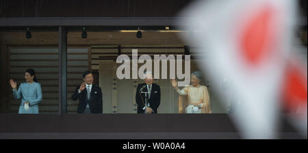 Der japanische Kaiser Akihito (R2) Wellen Gratulanten mit Kaiserin Michiko (R), Kronprinz Naruhito (L2) und Kronprinzessin Masako (L) Während ein neues Jahr Gruß an der East Plaza, Imperial Palace in Tokio, Japan, am 2. Januar 2016. Foto von keizo Mori/UPI Stockfoto