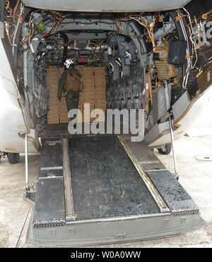 Mitglied der US-Marines wurde ein Hilfsgüter auf der MV-22 Osprey am JGSDF Vice-Camp Takayubaru in Mashiki, Präfektur Kumamoto, Japan am 23. April 2016. Foto von keizo Mori/UPI Stockfoto