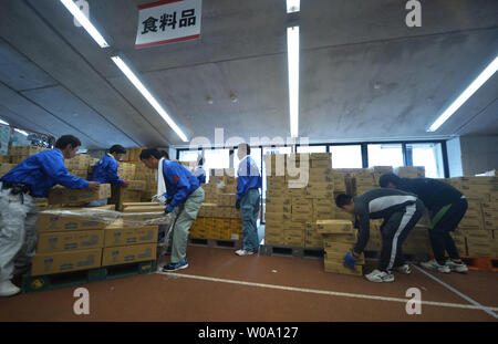 Freiwillige tragen Hilfsgüter an der Umakana Yokana Stadion in Kumamoto, Japan am 27. April 2016. Eine Stärke von 7,0 Erdbeben die Gegend am 16. April 2016. Foto von keizo Mori/UPI Stockfoto