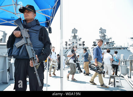 Sailor der indischen Marine stand Guard an der Stealth multi-rolle Fregatte ins Satpura (F 48) mit US-Flotte Aktivitäten Sasebo, Präfektur Nagasaki, Japan am 10. Juni 2016. Foto von keizo Mori/UPI Stockfoto