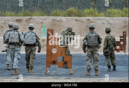 Mitglied der US-Armee 2 Bataillon, 27 Infanterie Regiment, 3. Brigade Combat Team, 25 Infanterie Division nimmt Teil mit JGSDF (Japan Masse Verteidigung-kraft) 3 Abteilung Infanterie Regiment im Schießen üben während der gemeinsame militärische Übung "Orient seld 16' am Aibano Training Area in Takashima, Präfektur Shiga, Japan, am 14. September 2016. Foto von keizo Mori/UPI Stockfoto