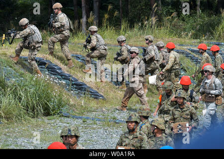 Mitglied der US-Armee 2 Bataillon, 27 Infanterie Regiment, 3. Brigade Combat Team, 25 Infanterie Division nimmt Teil mit JGSDF (Japan Masse Verteidigung-kraft) 3 Abteilung Infanterie Regiment im Schießen üben während der gemeinsame militärische Übung "Orient seld 16' am Aibano Training Area in Takashima, Präfektur Shiga, Japan, am 14. September 2016. Foto von keizo Mori/UPI Stockfoto