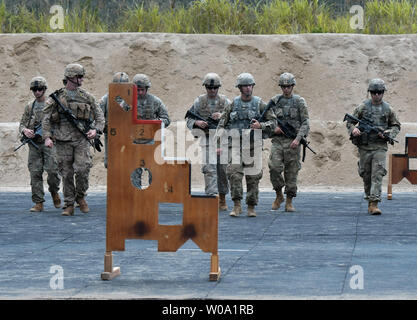 Mitglied der US-Armee 2 Bataillon, 27 Infanterie Regiment, 3. Brigade Combat Team, 25 Infanterie Division nimmt Teil an den Dreharbeiten während der gemeinsame militärische Übung "Orient seld 16' am Aibano Training Area in Takashima, Präfektur Shiga, Japan, am 14. September 2016. Foto von keizo Mori/UPI Stockfoto