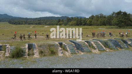 Mitglied der US-Armee 2 Bataillon, 27 Infanterie Regiment, 3. Brigade Combat Team, 25 Infanterie Division nimmt Teil mit JGSDF (Japan Masse Verteidigung-kraft) 3 Abteilung Infanterie Regiment im Schießen üben während der gemeinsame militärische Übung "Orient seld 16' am Aibano Training Area in Takashima, Präfektur Shiga, Japan, am 14. September 2016. Foto von keizo Mori/UPI Stockfoto