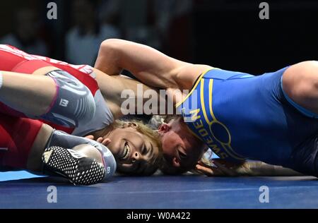 Minsk. Belarus. 27. Juni 2019. Jenny Fransson (SWE) und Buse Tosun (TUR) in das Wrestling Turnier an der 2. europäischen Spiele. Kredit Garry Bowden/SIP-Foto Agentur/Alamy leben Nachrichten. Stockfoto