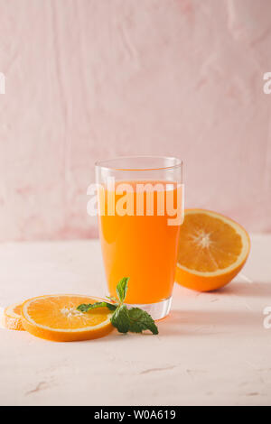 Isolierte Orangensaft mit Schichten von Orangen auf weißem Hintergrund. 100 Prozent frisch und organisch. Süsse saftige Cocktail aus Glas. Natürliches Antioxidans. Stockfoto