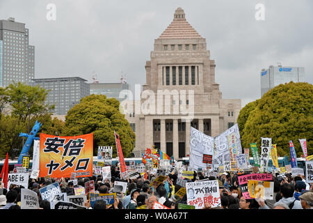 Die Teilnehmer rufen Slogans während eines Protestes für Kundgebung gegen Abe Kabinett vor der Nationalen Diät, in Tokyo Japan am 26. April 2018. Foto von keizo Mori/UPI Stockfoto