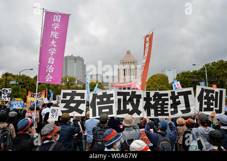 Die Teilnehmer rufen Slogans während eines Protestes für Kundgebung gegen Abe Kabinett vor der Nationalen Diät, in Tokyo Japan am 26. April 2018. Foto von keizo Mori/UPI Stockfoto
