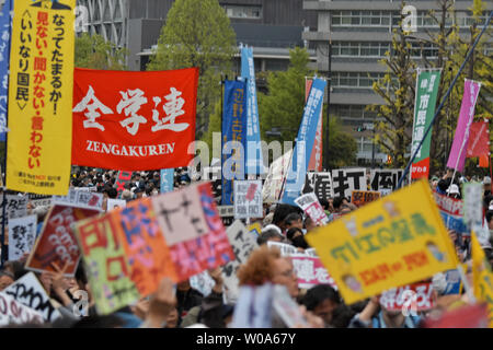 Die Teilnehmer rufen Slogans während eines Protestes für Kundgebung gegen Abe Kabinett vor der Nationalen Diät, in Tokyo Japan am 26. April 2018. Foto von keizo Mori/UPI Stockfoto