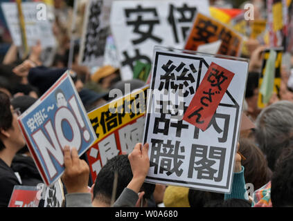 Die Teilnehmer rufen Slogans während eines Protestes für Kundgebung gegen Abe Kabinett vor der Nationalen Diät, in Tokyo Japan am 26. April 2018. Foto von keizo Mori/UPI Stockfoto