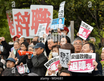 Die Teilnehmer rufen Slogans während eines Protestes für Kundgebung gegen Abe Kabinett vor der Nationalen Diät, in Tokyo Japan am 26. April 2018. Foto von keizo Mori/UPI Stockfoto