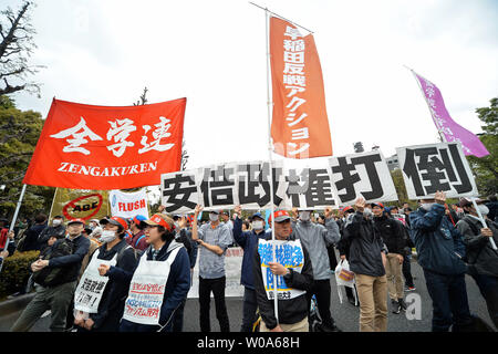 Die Teilnehmer rufen Slogans während eines Protestes für Kundgebung gegen Abe Kabinett vor der Nationalen Diät, in Tokyo Japan am 26. April 2018. Foto von keizo Mori/UPI Stockfoto
