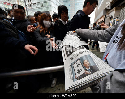 Personen erhalten die zusätzliche Ausgabe der Zeitung die Berichterstattung über die neue Ära namens "Reiwa" in der Nähe des Bahnhof Akihabara in Tokio, Japan, am 1. April 2019. Japan's Chief Cabinet Secretary Yoshihide Suga sagte, daß die neue Ära Name 'Reiwa' aus dem 'Manyoshu abgeleitet" ist die älteste Anthologie der japanischen Dichtkunst. Foto von keizo Mori/UPI Stockfoto