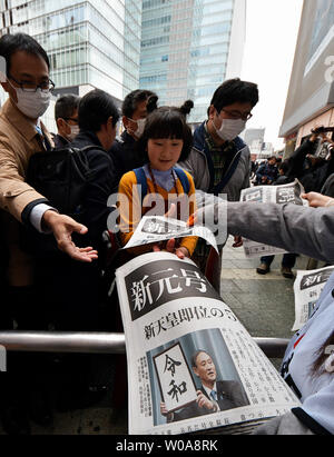 Personen erhalten die zusätzliche Ausgabe der Zeitung die Berichterstattung über die neue Ära namens "Reiwa" in der Nähe des Bahnhof Akihabara in Tokio, Japan, am 1. April 2019. Japan's Chief Cabinet Secretary Yoshihide Suga sagte, daß die neue Ära Name 'Reiwa' aus dem 'Manyoshu abgeleitet" ist die älteste Anthologie der japanischen Dichtkunst. Foto von keizo Mori/UPI Stockfoto