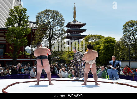 Babys von einem Amateur Sumo Wrestler schreien während der 'Baby weinen Wettbewerb (naki Sumo)' an der Sensoji-tempel in Tokio, Japan, am 28. April 2019. Dieser Wettbewerb findet für Eltern, die eine gute Gesundheit und Stärke für Kinder seit 1986. Foto von keizo Mori/UPI Stockfoto