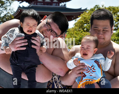 Ein Baby von einem Amateur Sumo Wrestler statt schreit während der 'Baby weinen Contest (naki Sumo)' an der Sensoji-tempel in Tokio, Japan, am 28. April 2019. Dieser Wettbewerb findet für Eltern, die eine gute Gesundheit und Stärke für Kinder seit 1986. Foto von keizo Mori/UPI Stockfoto