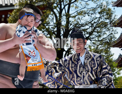 Ein Baby von einem Amateur Sumo Wrestler statt schreit während der 'Baby weinen Contest (naki Sumo)' an der Sensoji-tempel in Tokio, Japan, am 28. April 2019. Dieser Wettbewerb findet für Eltern, die eine gute Gesundheit und Stärke für Kinder seit 1986. Foto von keizo Mori/UPI Stockfoto