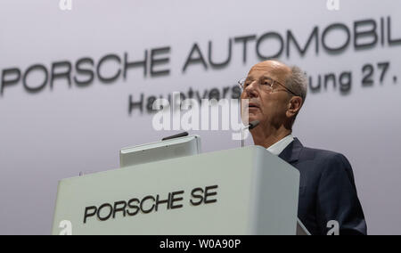 Stuttgart, Deutschland. 27 Juni, 2019. Hans Dieter Pötsch, Vorsitzender des Vorstands der Porsche Automobil Holding SE, spricht auf der Jahreshauptversammlung. Porsche SE ist die VW-Holding. Quelle: Stefan Puchner/dpa/Alamy leben Nachrichten Stockfoto