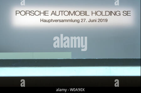 Stuttgart, Deutschland. 27 Juni, 2019. Auf der Hauptversammlung der Porsche Automobil Holding SE, es gibt eine Schrift an der Wand. Porsche SE ist die VW-Holding. Quelle: Stefan Puchner/dpa/Alamy leben Nachrichten Stockfoto