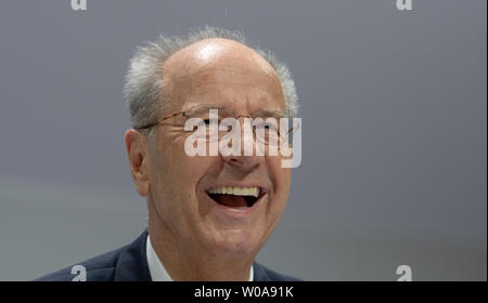 Stuttgart, Deutschland. 27 Juni, 2019. Hans Dieter Pötsch, Vorsitzender des Vorstands der Porsche Automobil Holding SE, lacht auf der Hauptversammlung. Porsche SE ist die VW-Holding. Quelle: Stefan Puchner/dpa/Alamy leben Nachrichten Stockfoto