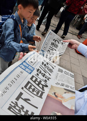 Personen erhalten die zusätzliche Ausgabe der Zeitung die Berichterstattung über den neuen Kaiser Naruhito steigt die Chrysantheme Thron in der Nähe der Shinbashi station thront in Tokio, Japan am 1. Mai 2019. Foto von keizo Mori/UPI Stockfoto