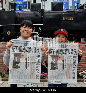 Personen erhalten die zusätzliche Ausgabe der Zeitung die Berichterstattung über den neuen Kaiser Naruhito steigt die Chrysantheme Thron in der Nähe der Shinbashi station thront in Tokio, Japan am 1. Mai 2019. Foto von keizo Mori/UPI Stockfoto