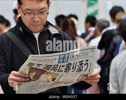 Personen erhalten die zusätzliche Ausgabe der Zeitung die Berichterstattung über den neuen Kaiser Naruhito steigt die Chrysantheme Thron in der Nähe der Shinbashi station thront in Tokio, Japan am 1. Mai 2019. Foto von keizo Mori/UPI Stockfoto