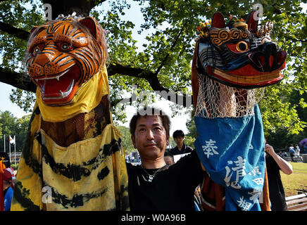 Ein Mann stellt für Foto während der Veranstaltung für "Tokyo Shishimai Sammlung 2020" auf der Tokyo National Museum in Tokio, Japan, am 11. Mai 2019. Foto von keizo Mori/UPI Stockfoto