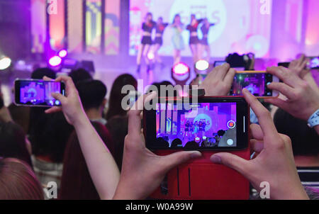 Die Besucher nehmen Fotos während der Veranstaltung "KCON 2019 Japan" in Chiba-Prefecture, Japan am 18. Mai 2019. KCON ist bei allen Koreanischen kulturelle Inhalte, in der der K-Pop, K-Schönheit, K-Mode, K-Essen, K-Drama, etc., von Irvine, die Vereinigten Staaten im Jahr 2012, für die letzten 6 Jahre, KCON in New York, LA, Tokio stattfand, Abu Dhabi, Paris, Mexiko City, Sydney. Foto von keizo Mori/UPI Stockfoto