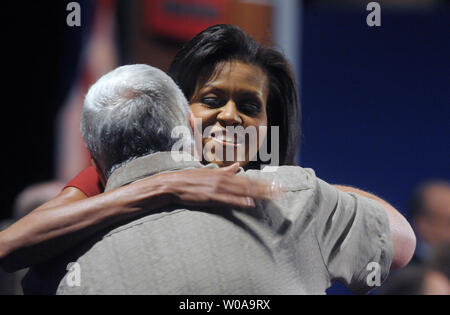 Michelle Obama, die Frau des demokratischen Präsidentenkandidaten Senator Barack Obama (IL), besucht die zweite Präsidentendebatte, moderiert von Journalist Tom Brokaw, an der Belmont University in Nashville, Tennessee, am 7. Oktober 2008. (UPI Foto/Roger L. Wollenberg) Stockfoto