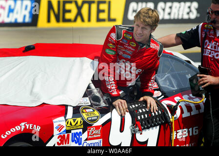 NASCAR Rennfahrer Carl Edwards steigt in seinem Office Depot Ford während qualifizieren für die Sharpie 500 NASCAR Rennen an der Bristol Motor Speedway in Bristol, Tennessee am August 25, 2006. (UPI Foto/Nell Redmond) Stockfoto