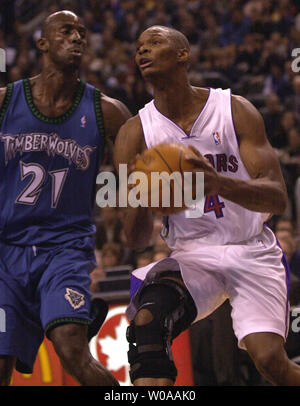 Toronto Raptors' Chris Quatsch macht sich auf den Weg in die Farbe als Minnesota Timberwolves' Kevin Garnett ihm wachen im ersten Quartal Maßnahmen auf das Air Canada Centre in Toronto, Kanada, am 21.01.2004. Die T-Wolves besiegten die Raptors 108-97. (UPI Foto/Christine Kauen) Stockfoto