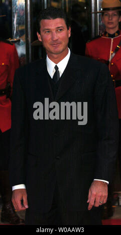 Hockey Star Mario Lemieux posiert für die Fotografen auf dem roten Teppich nach der Enthüllung seinen Stern auf dem Walk of Fame in Kanada ein Tribut Gala bei Roy Thomson Hall in Toronto, Kanada, hielt am 23. Juni 2004. Der Weg des Ruhmes ehrt Kanadier, die eine internationale Auswirkungen auf kulturelle Erbe Kanadas haben. (UPI Foto/Christine Kauen) Stockfoto