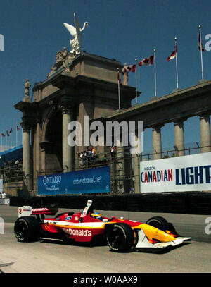 Französische Fahrer Sebastien Bourdais Antriebe letzten Fürsten' Gates im zweiten Qualifying des Toronto Molson Indy an Ausstellung Juli 10, 2004 in Toronto, Kanada. Bourdais' beste Rundenzeit von 58.558 Sekunden brachte ihm die Position für das morgige Champ Car Rennen pole. (UPI Foto/Christine Kauen) Stockfoto