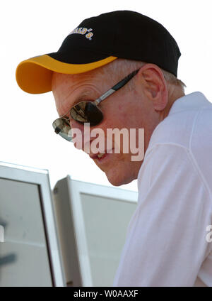 Schauspieler Paul Newman, einer der Inhaber des Newman Haas Racing Team, Uhren seine Fahrer Sebastien Bourdais und Bruno Junqueira von Rennstrecke bei der Warm-up-Sitzung vor der Toronto Molson Indy Champ Car Rennen an der Ausstellung Juli 11, 2004 in Toronto, Kanada. Newman war auf dem Siegerpodest später mit polesitter Bourdais, der das Rennen, nachdem er von Anfang bis Ende gewonnen. (UPI Foto/Christine Kauen) Stockfoto