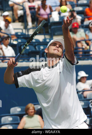 Zweite samen Andy Roddick serviert gegen Feliciano Lopez auf dem Stadion Gericht im neu eröffneten Rexall Mitte Juli 29, 2004 während der Tennis Masters Canada in Toronto, Kanada. Roddick ging auf das Spiel 6-3, 7-6 zu gewinnen. (UPI Foto/Christine Kauen) Stockfoto