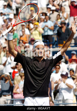 Top Samen Roger Federer von der Schweiz anerkennt den Beifall der Menge nach dem Sieg über Andy Roddick 7-5, 6-3 im Tennis Masters Canada final auf dem Stadion Gericht in der Rexall Mitte August 1, 2004 in Toronto, Kanada. (UPI Foto/Christine Kauen) Stockfoto