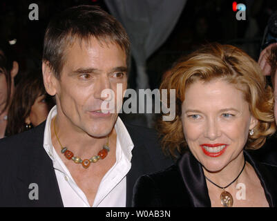 Schauspieler Jeremy Irons und Annette Bening posieren für die Fotografen auf dem roten Teppich vor der Weltpremiere Galavorstellung des "Julia" an Roy Thomson Hall in der Eröffnungsnacht des Toronto International Film Festival September 9, 2004 in Toronto, Kanada. Das Festival wird Insgesamt 328 Filme aus 61 Ländern präsentieren und läuft am 9. September. C 18. (UPI Foto/Christine Kauen) Stockfoto