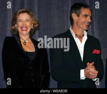 Schauspieler Annette Bening, Jeremy Irons sind auf der Bühne dem Publikum vor der Weltpremiere Galavorstellung des "Julia" an Roy Thomson Hall in der Eröffnungsnacht des Toronto International Film Festival September 9, 2004 in Toronto, Kanada. (UPI Foto/Christine Kauen) Stockfoto