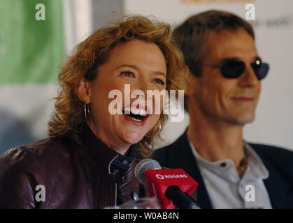 Schauspieler Annette Bening, Jeremy Irons beantwortet Fragen der Presse in der Pressekonferenz für "Julia" im Four Seasons Hotel Toronto International Film Festival September 10, 2004 in Toronto, Kanada. (UPI Foto/Christine Kauen) Stockfoto