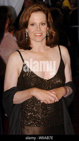 Sigourney Weaver posiert für die Fotografen auf dem Roten Teppich vor dem Toronto International Film Festival Weltpremiere von "Imaginary Heroes" bei Roy Thomson Hall September 14, 2004 in Toronto, Kanada. (UPI Foto/Christine Kauen) Stockfoto