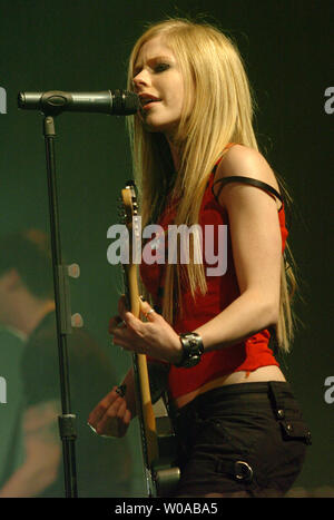 Avril Lavigne führt zu einem Ausverkauften Masse in der Air Canada Mitte November 4, 2004 in Toronto, Kanada, eine von mehreren kanadischen Anschläge auf den Monat - lange Nordamerikanischen Bein von ihrem 'Bonez Tour 2004 - Augen'. (UPI Foto/Christine Kauen) Stockfoto