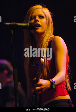 Avril Lavigne führt zu einem Ausverkauften Masse in der Air Canada Mitte November 4, 2004 in Toronto, Kanada, eine von mehreren kanadischen stoppt während des Monats - lange Nordamerikanischen Bein von ihrem 'Bonez Tour 2004 - Augen'. (UPI Foto/Christine Kauen) Stockfoto