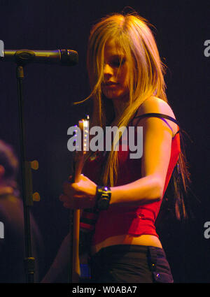 Avril Lavigne führt zu einem Ausverkauften Masse in der Air Canada Mitte November 4, 2004 in Toronto, Kanada, eine von mehreren kanadischen Anschläge auf den Monat - lange Nordamerikanischen Bein von ihrem 'Bonez Tour 2004 - Augen'. (UPI Foto/Christine Kauen) Stockfoto